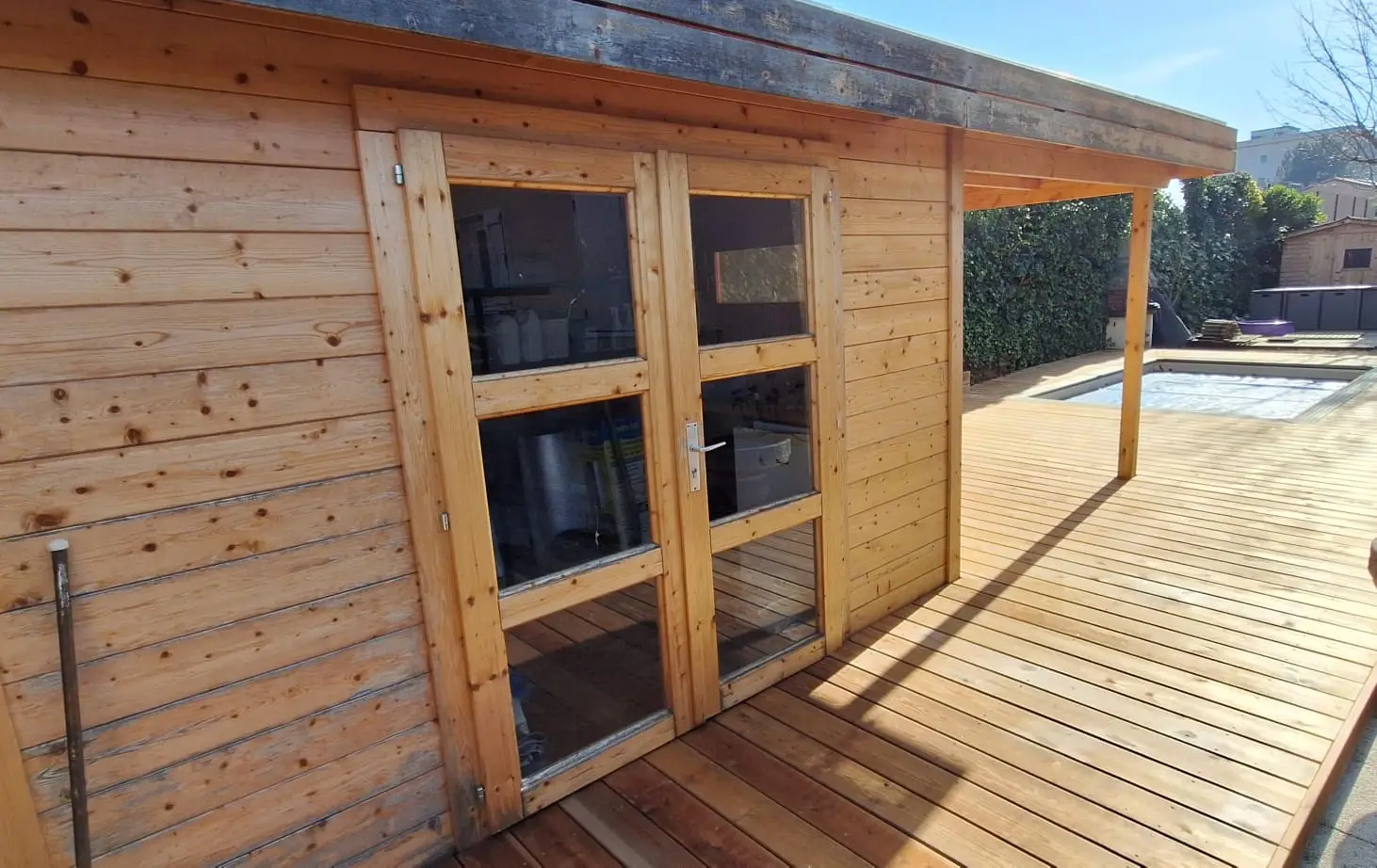 réalisation d'une terrasse en bois mélèze autour d'une piscine