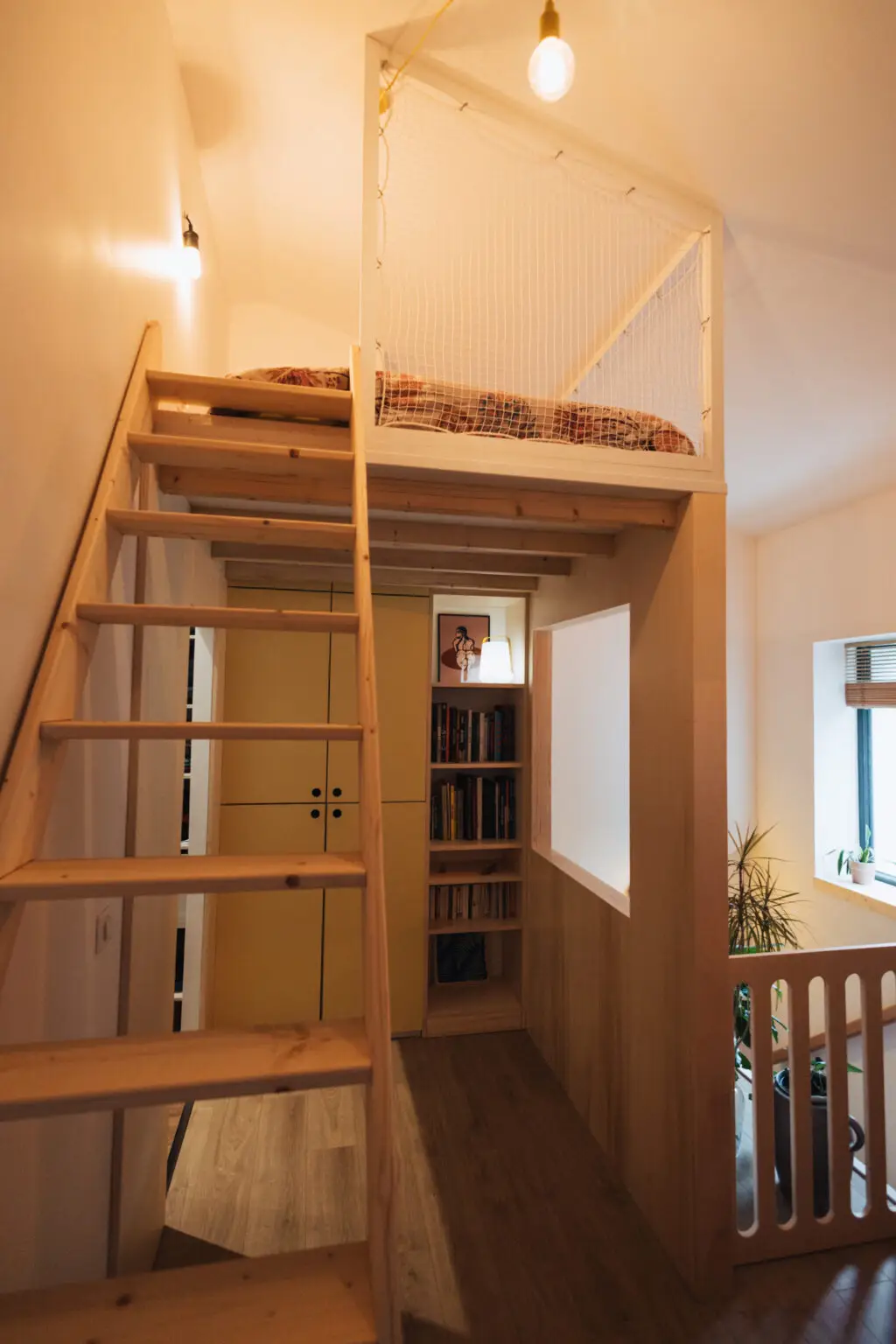 lit cabane sous comble avec escalier sur mesure, meuble sous comble en MDF laqué, contreplaqué peuplier, filet marin