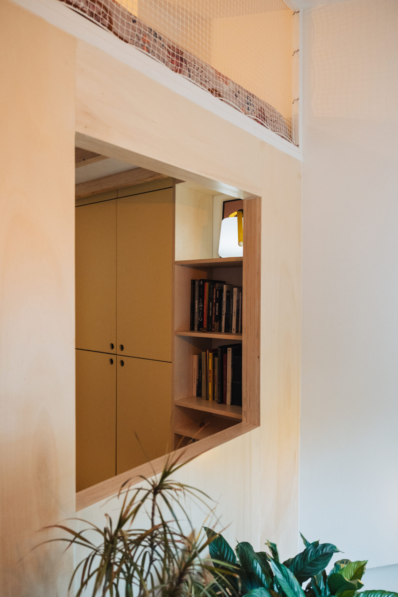 lit cabane sous comble avec escalier sur mesure, meuble sous comble en MDF laqué, contreplaqué peuplier, filet marin